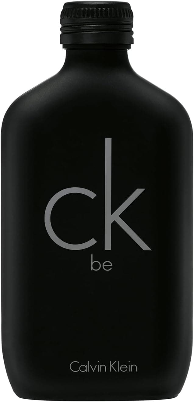 El frasco negro mate de CK Be con el logotipo en gris claro